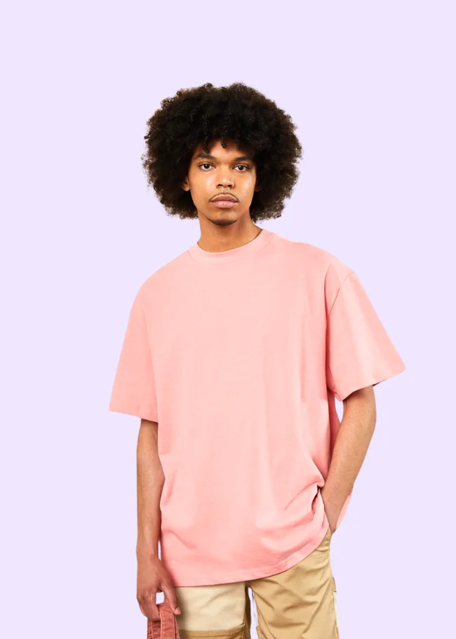 Camiseta oversize color salmón hombre de frente