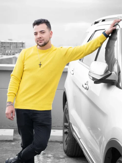 Buzo amarillo tejido a mano para hombre