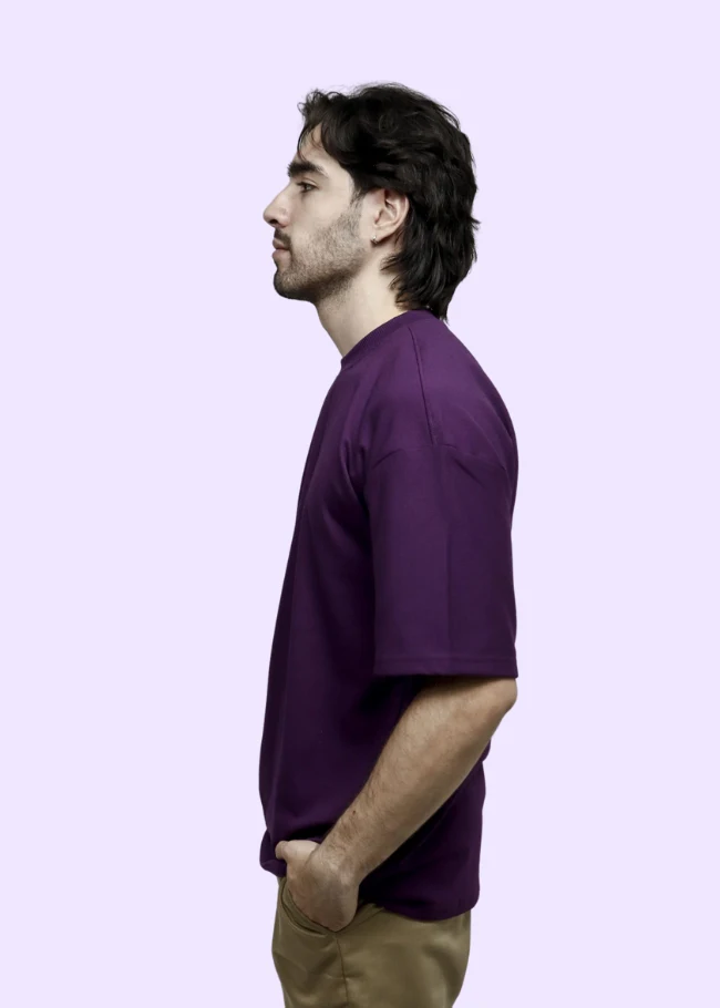 Camiseta oversize vino hombre perfil izquierdo